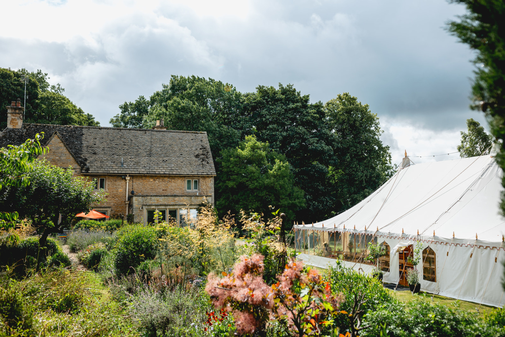 A colourful garden wedding in the cotswolds